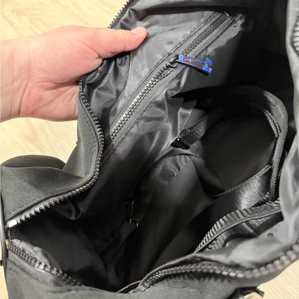 ALO Yoga Black Duffle Bag - ALO Yoga - Picture 3 of 4